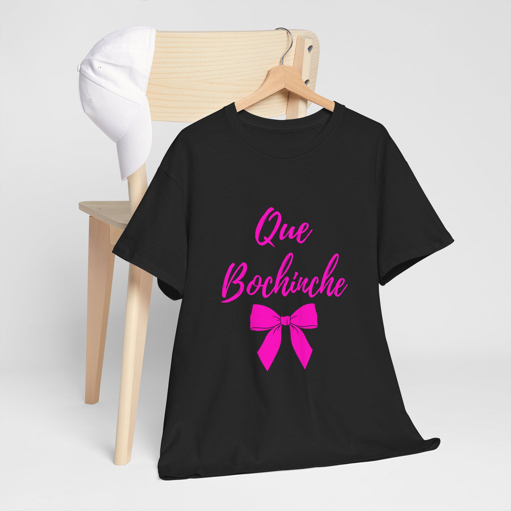 Que Bochinche Tee — Pink Script & Bow Graphic T-Shirt