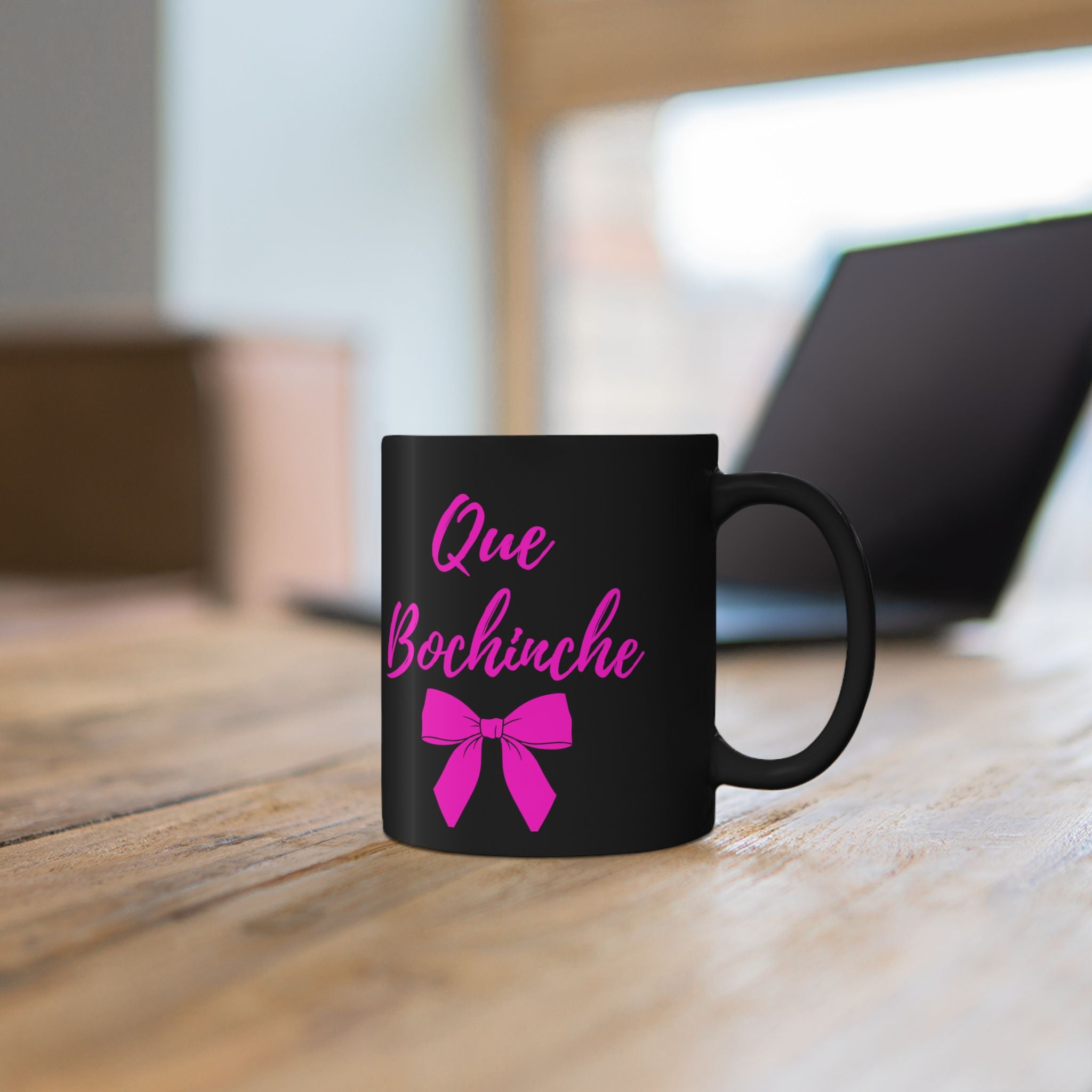 Que Bochínche Mug — Funny Spanish Phrase Coffee Cup with Pink Bow