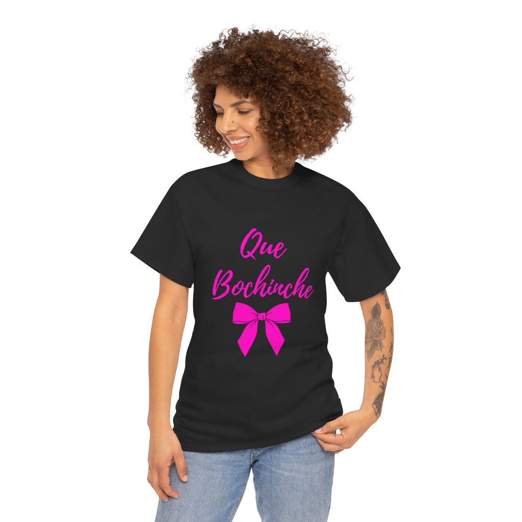 Que Bochinche Tee — Pink Script & Bow Graphic T-Shirt
