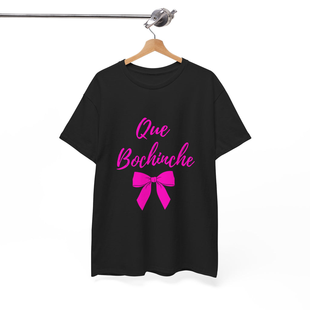 Que Bochinche Tee — Pink Script & Bow Graphic T-Shirt